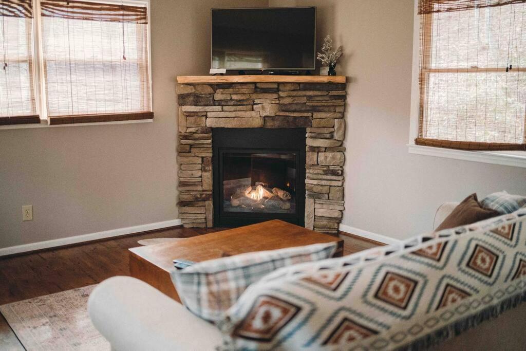Serene & Cozy - Peaceful View - Fireplace - Creek Fleetwood Eksteriør billede